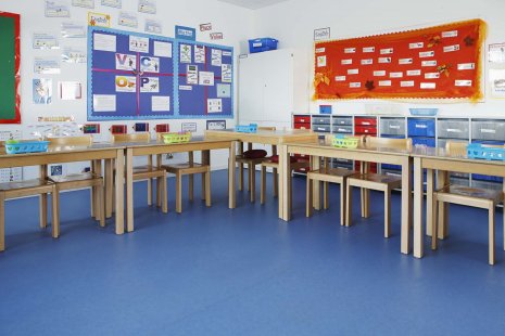 wineo PURLINE Bioboden dunkel Schule Klassenzimmer moderne Einrichtung