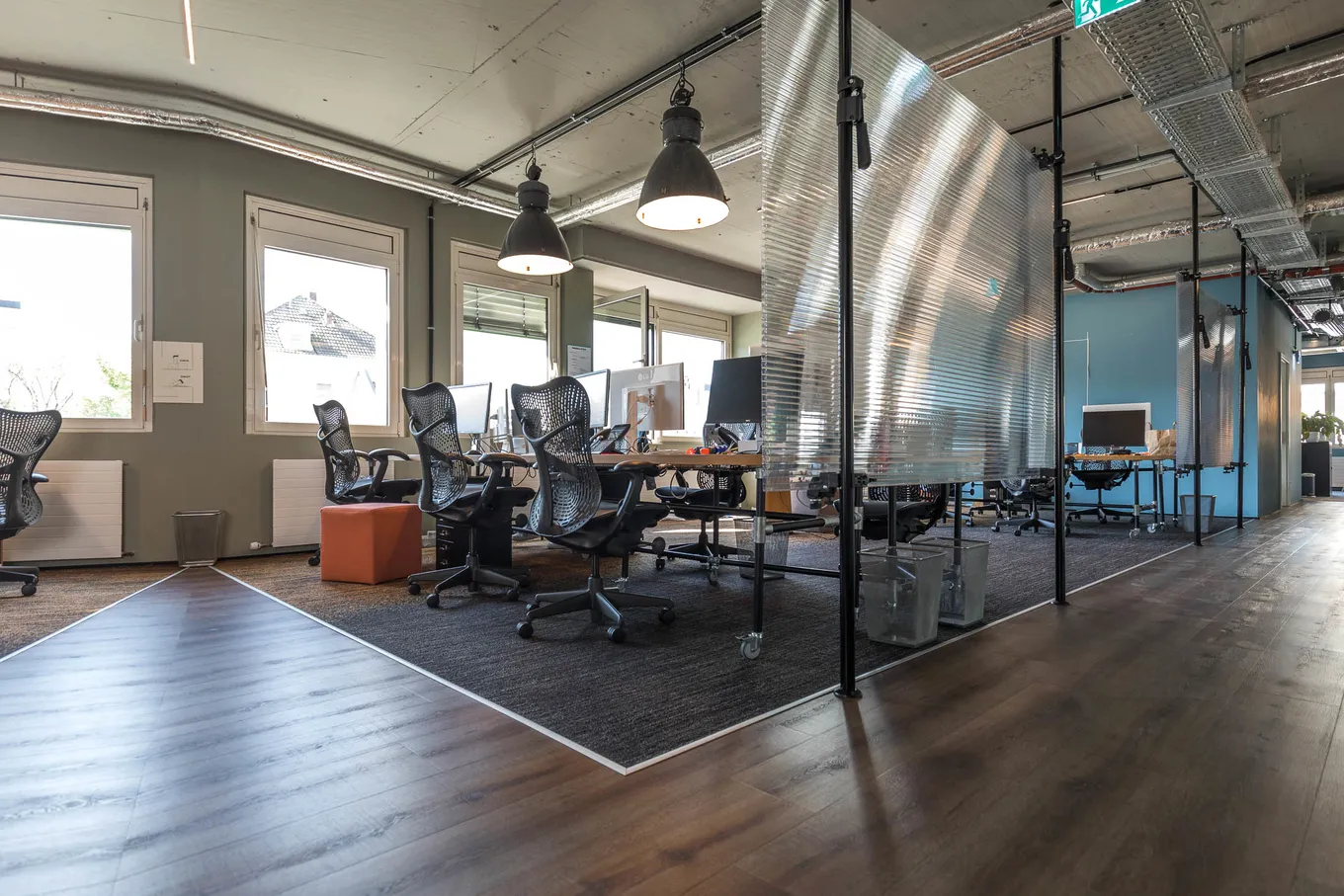 Referenzobjekt Digitalagentur Webagentur Bielefeld Bodenbelag Designboden Wokspace Büro Fussboden dunkel