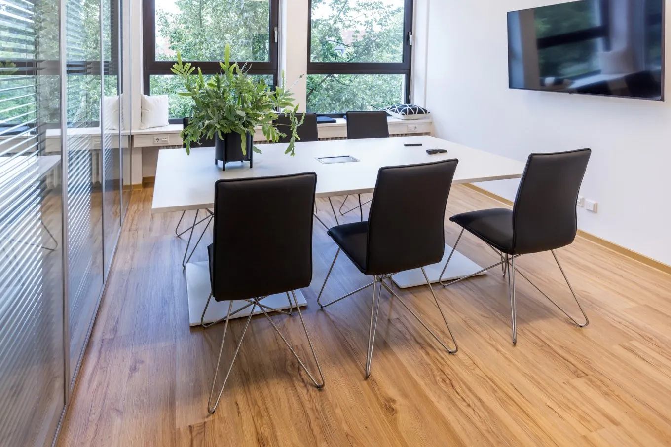 Besprechungsraum mit moderner Einrichtung und Fußboden in Holzoptik