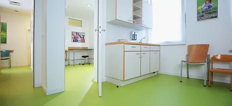 wineo PURLINE Bioboden Kinderarzt Praxis Behandlungsraum Praxisraum Bodenbelag grün