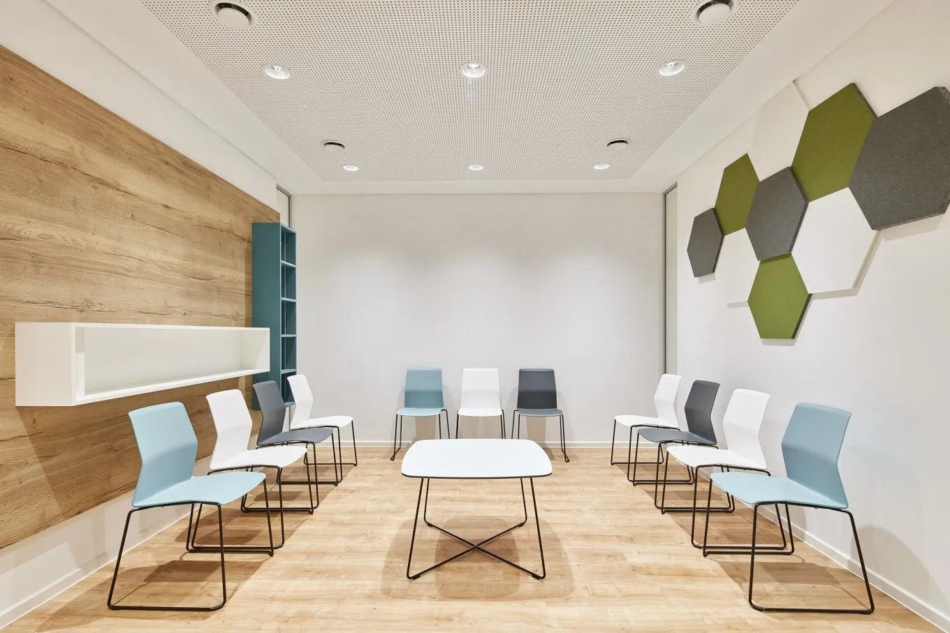 Modernes Wartezimmer mit Designer-Stühlen und rustikalem Holzfußboden