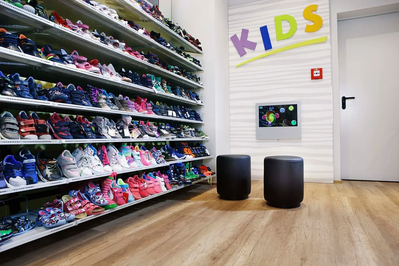 wineo Bodenbelag hell Holzoptik Schuhgeschäft Kinderschuhe Sitzecke 