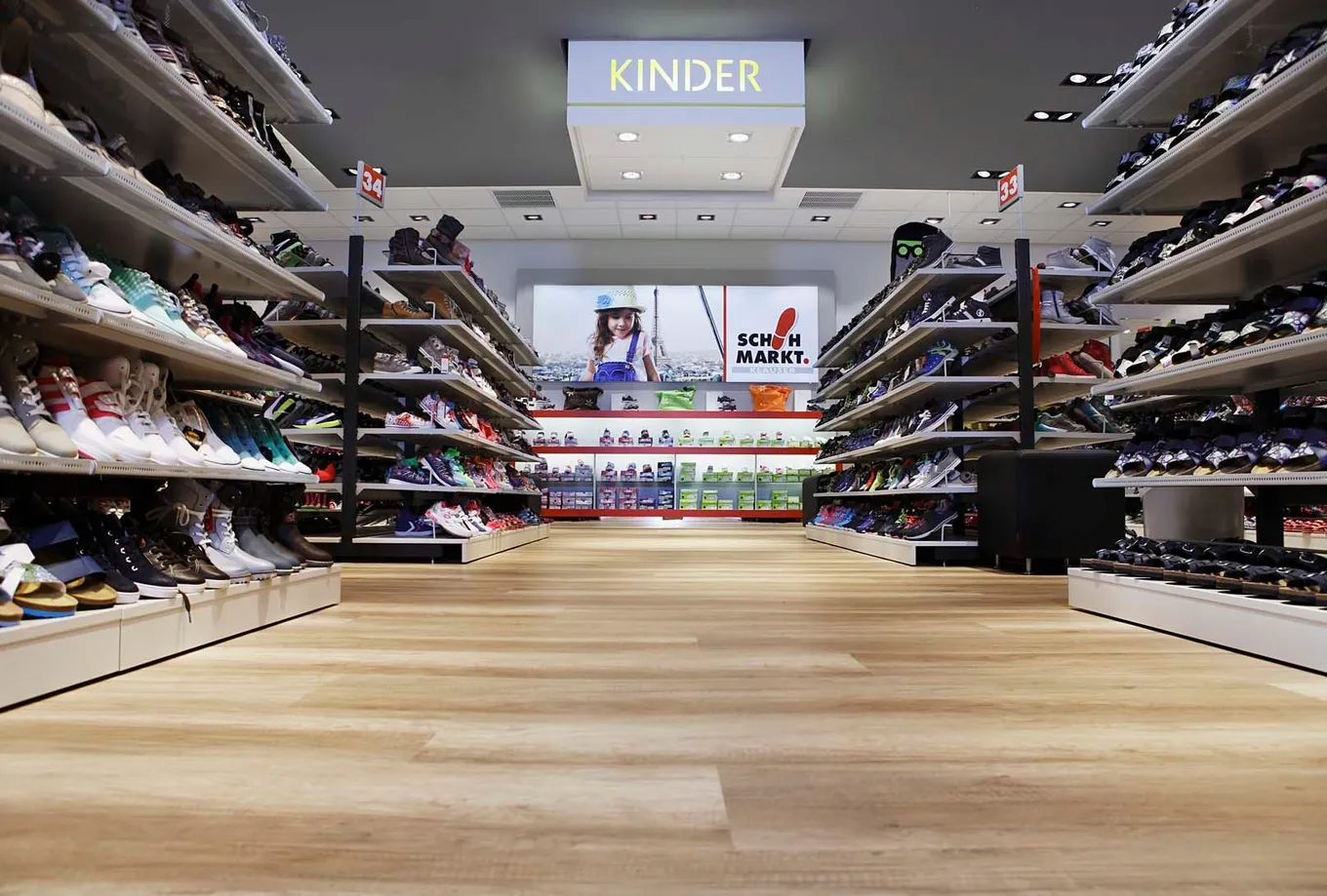 wineo Bodenbelag hell Holzoptik Schuhgeschäft Kinderschuhe Regal 