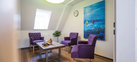 wineo Vinylboden Holzoptik dunkel Wohnbereich Tisch Stuhl Sessel