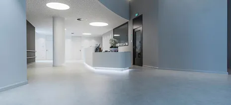wineo Purline Bioboden Rollenware weiß Empfang modern hell Klinikum