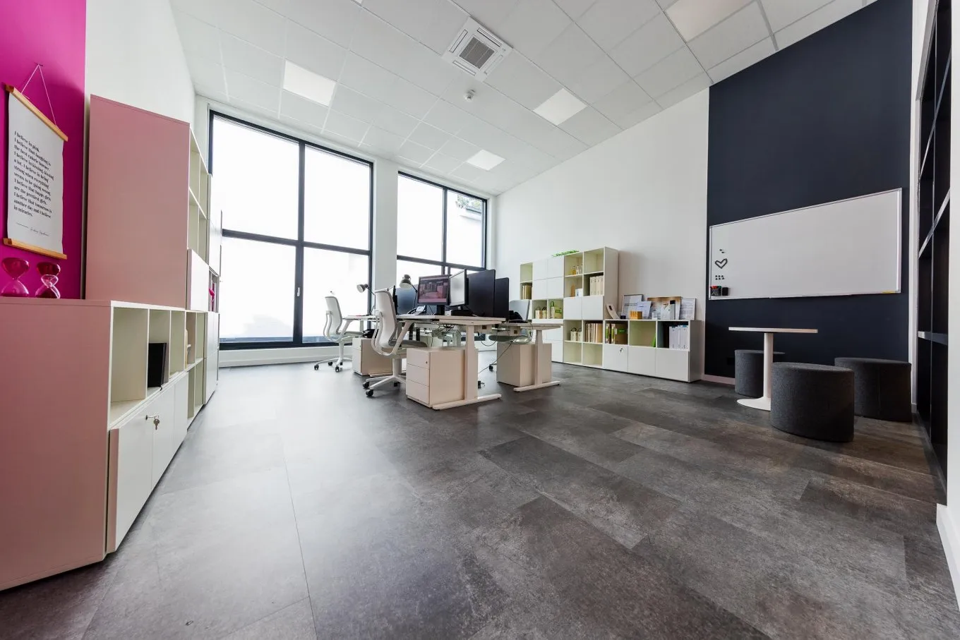 wineo workspace Designboden Büro Bodenbelag Fußboden moderne Einrichtung Besprechungstisch Hocker