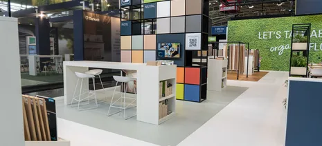 Messestand mit Sitzbereichen und Produktvorstellungen