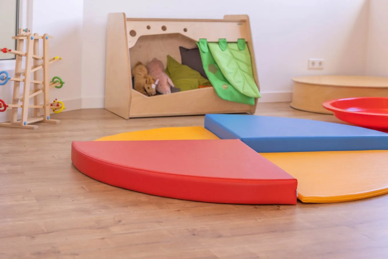 wineo PURLINE Bioboden im Kindergarten Kita Kindertagesstätte Fußboden Holzoptik Bodenbelag Spielgeräte Spielzeug