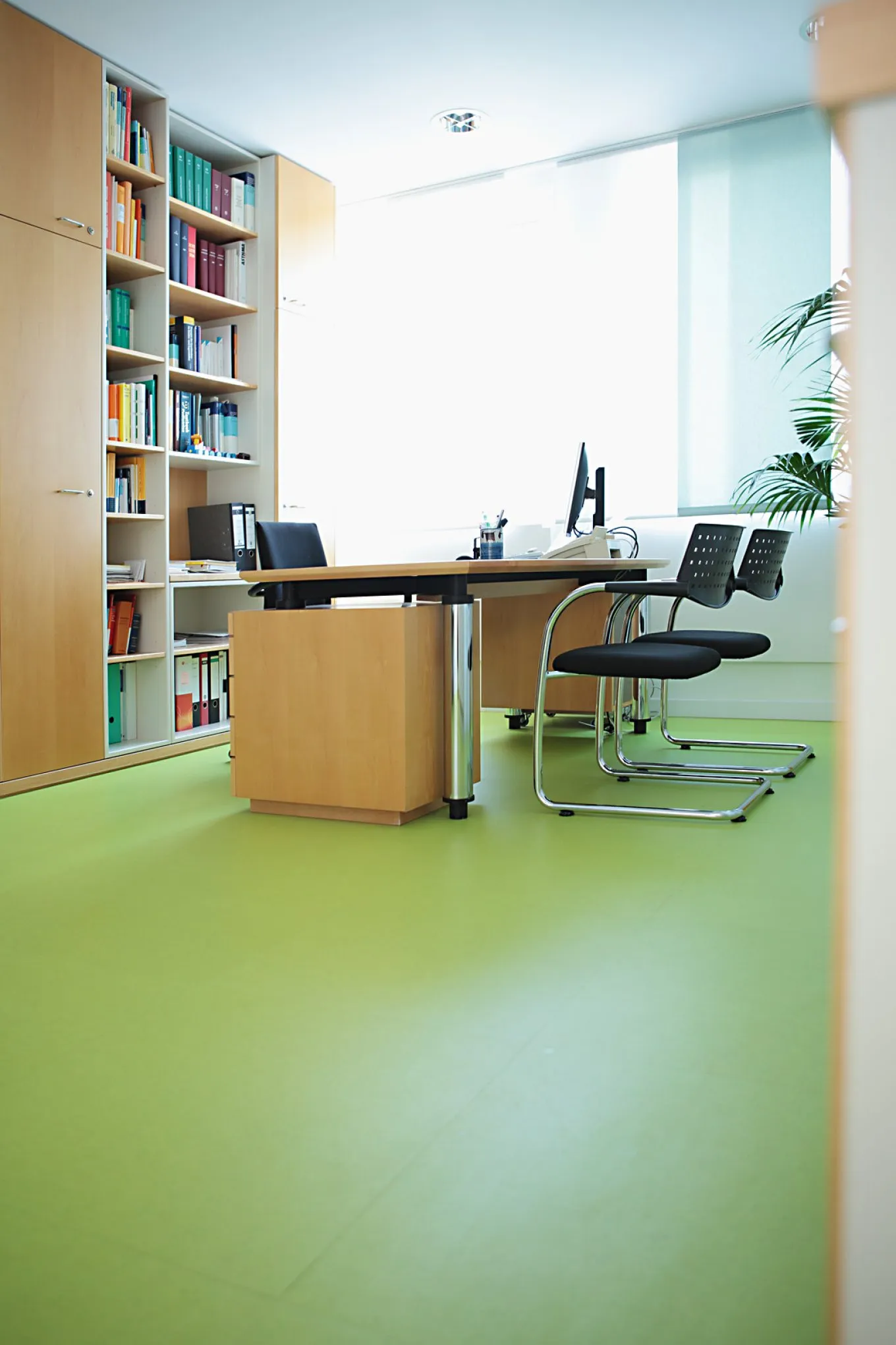 wineo PURLINE Bioboden Kinderarzt Praxis Behandlungsraum Schreibtisch Stühle Bodenbelag grün