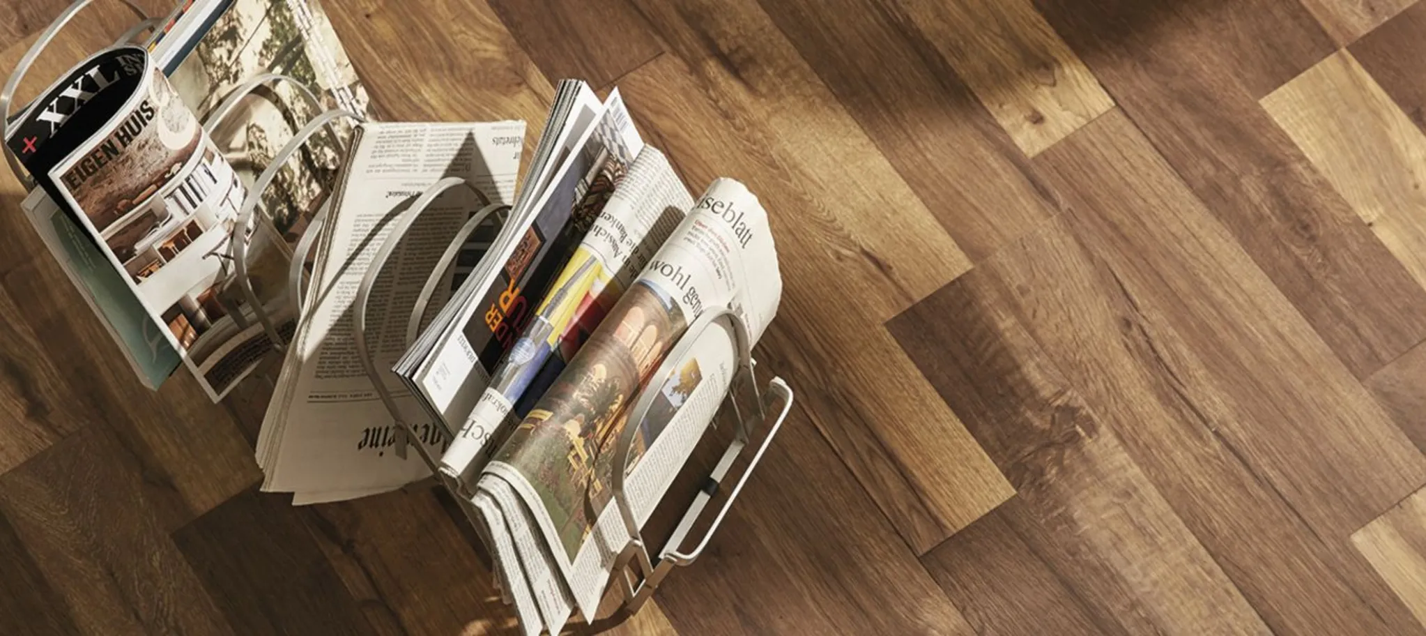 Fußboden dunkel Magazin Zeitungen 