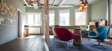 Referenzobjekt Digitalagentur Webagentur Bielefeld Bodenbelag Designboden Wokspace Büro Fussboden dunkel