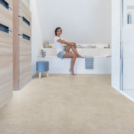 wineo Bodenbelag wineo Bodenbelag im Badezimmer mit Badewanne und Frau